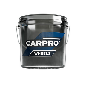 Secchio grigio con adesivo CARPRO "WHEELS" in blu, ideale per organizzare e identificare i secchi da lavaggio per le ruote durante il detailing auto.
