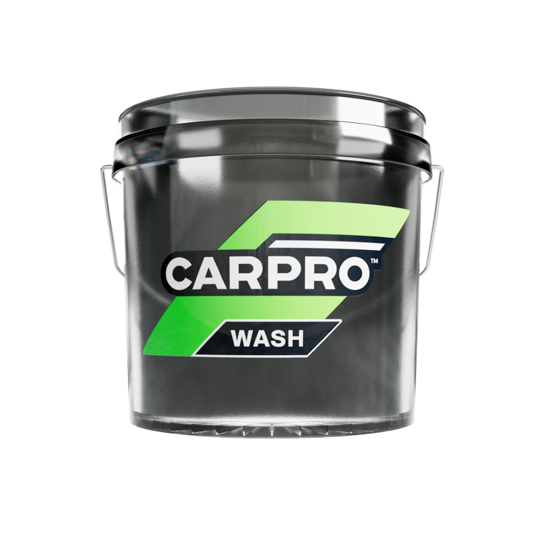 Secchio grigio con adesivo CARPRO "WASH" in verde, ideale per organizzare e identificare i secchi da lavaggio durante il detailing auto.