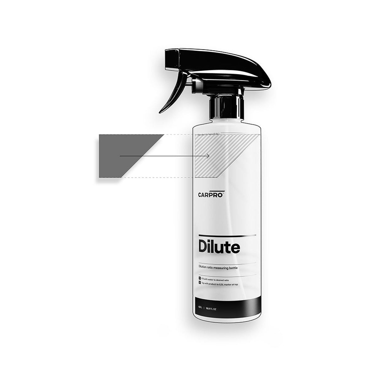 Flacone graduato CARPRO Dilute con spruzzatore nero e adesivo di etichettatura, ideale per miscelare e diluire prodotti chimici con precisione, su sfondo bianco.
