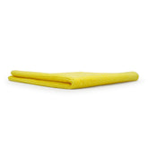 Panno in microfibra giallo piegato, perfetto per una pulizia delicata e priva di graffi sulle superfici dell'auto.